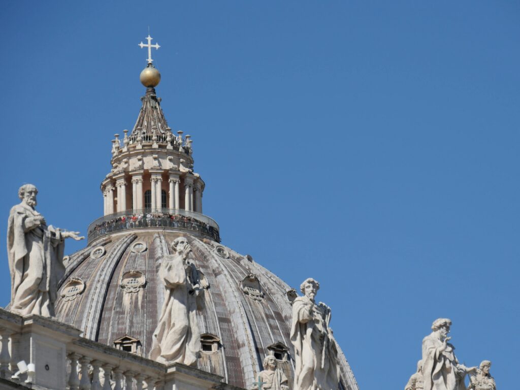 Vaticano,cardeal condenado,conclave papal,escândalo no Vaticano,Papa Francisco,Santa Sé,desvio de verbas,eleição papal,direito canônico,cúria romana.,cardeal,escandalo,condenado,escolha,papa